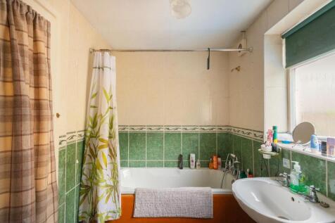 3F4AHD - Bathroom B.jpg