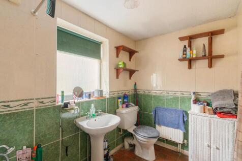 3F4AHD - Bathroom A.jpg