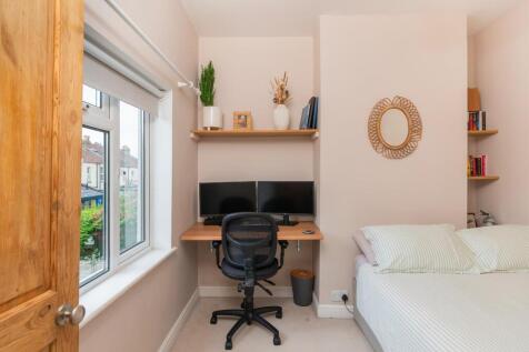2H0RSW - Bedroom H.jpg