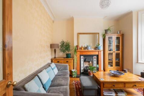 2P0RHD - Living Room E.jpg