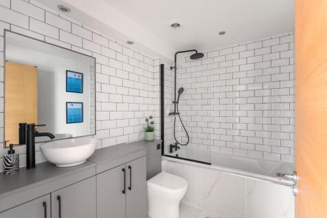 FT1KSE - Bathroom B.jpg