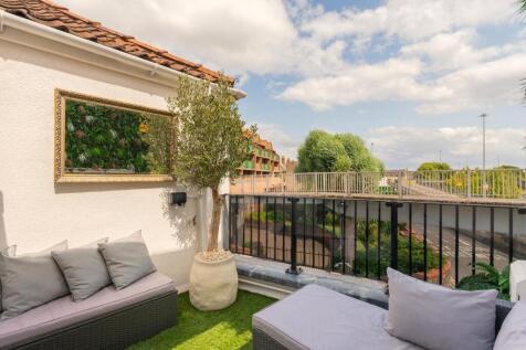F21GHCN - Balcony B.jpg