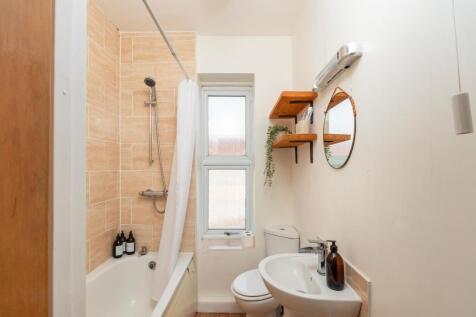 1B1R6BN - Bathroom B.jpg