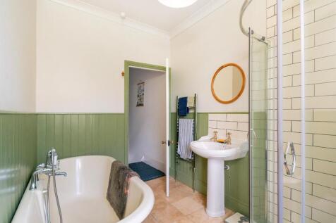 2W2RWL - Bathroom A.jpg