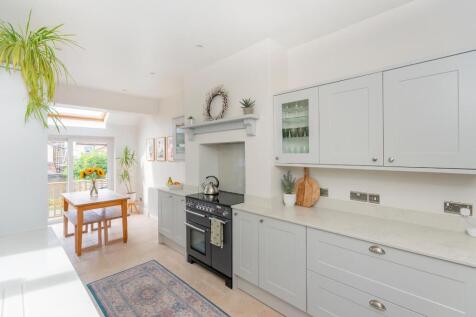 0B4RBN - Kitchen A.jpg