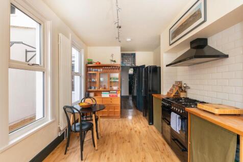 2D7RGK - Kitchen B.jpg