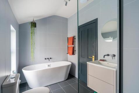 2D7RGK - Bathroom A.jpg