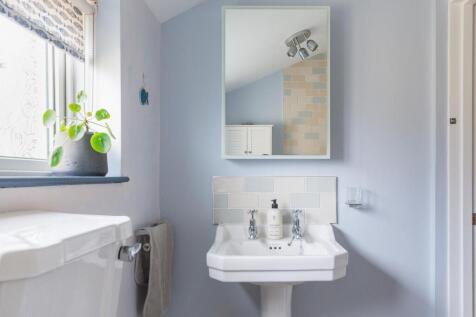 2G2AKE - Bathroom A.jpg
