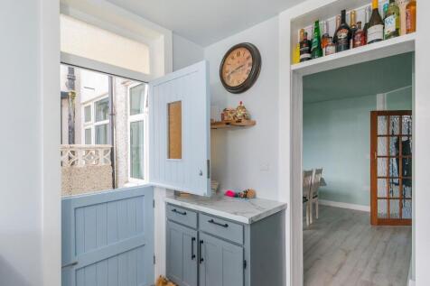 7K6AHD - Kitchen A.jpg