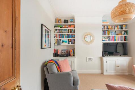 2B5R2BAV - Living Room E.jpg