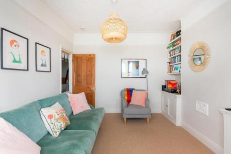 2B5R2BAV - Living Room A.jpg