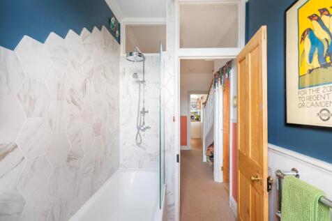 2B5R2BAV - Bathroom B.jpg