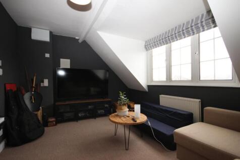 BEDROOM 5 / GAMES ROOM