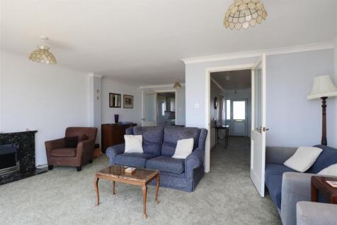 Living room / dining area