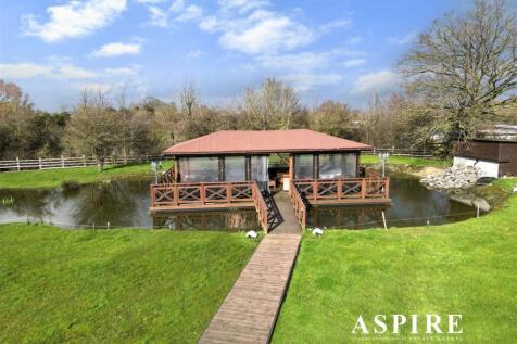 OUTBUILDING ON LAKE
