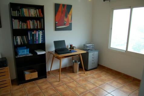 bedroom 2 / office
