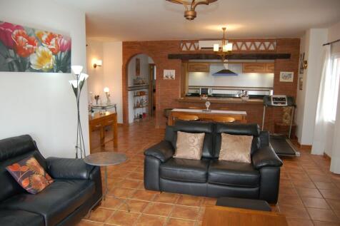 lounge dining area