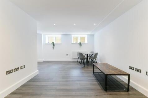 LYNWOOD OAKS, FLAT - (2).jpg