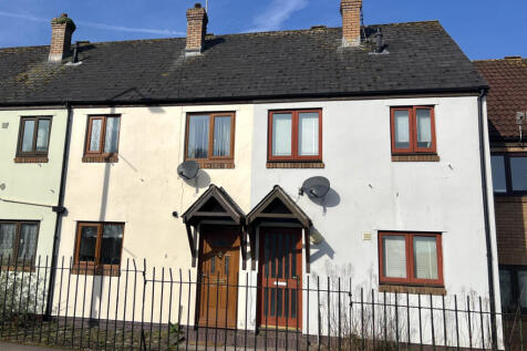 IDEAL INVESTMENT: 2 Bed Cottage with Parking For 