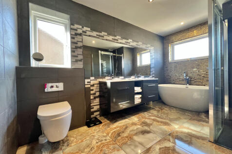HIGH SPECIFICATION, 3 Bedroom Home situated in a 
