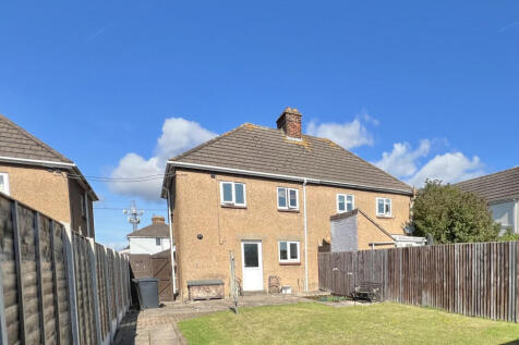 SPACIOUS 3 Bed with SUBSTANTIAL GARAGE