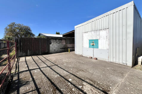 SPACIOUS 3 Bed with SUBSTANTIAL GARAGE