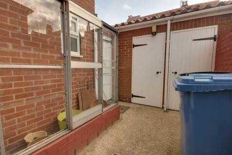 Small yard with lean to greenhouse and outbuilding