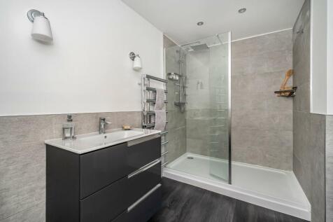 SHOWER ROOM.jpg