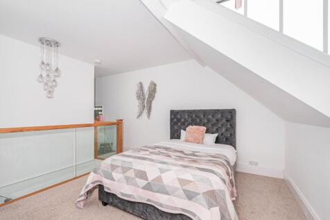 Bedroom 1 alt