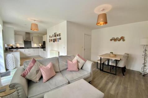 Kitchen/Family Room// Dining Room