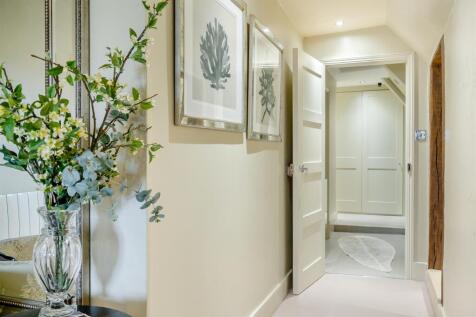 8588477-interior72.jpg