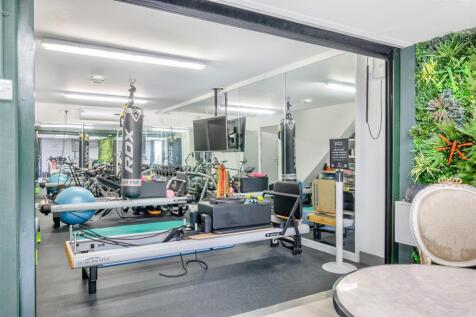 8588477-interior75.jpg