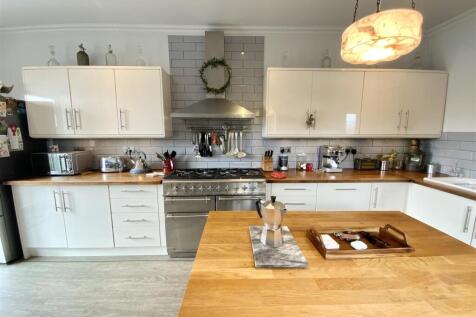 Kitchen/ Dining Room