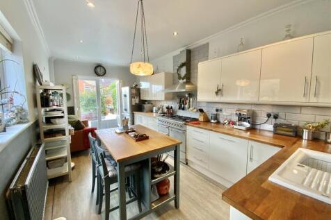 Kitchen/ Dining Room