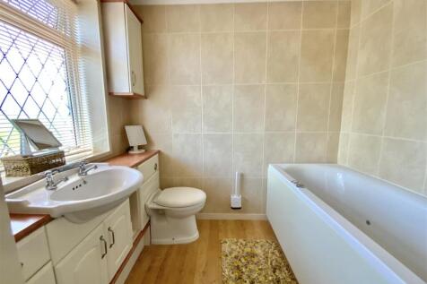 Bedroom 1 - En-suite