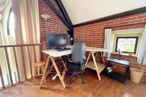 Galleried study/bedroom