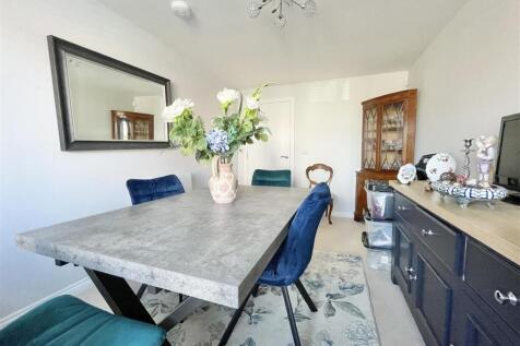 Bedroom 2/Dining Room