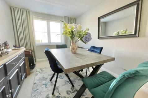 Bedroom 2/Dining Room