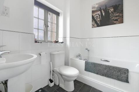 Bathroom (2nd Floor)