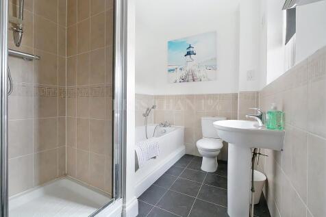 Bathroom (1st Floor)