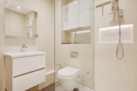 Bedroom One (En-Suite)
