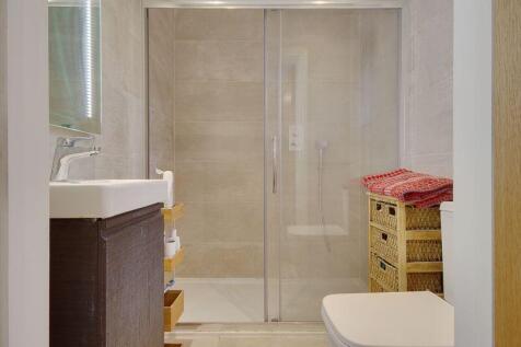 Bedroom One (En-Suite)