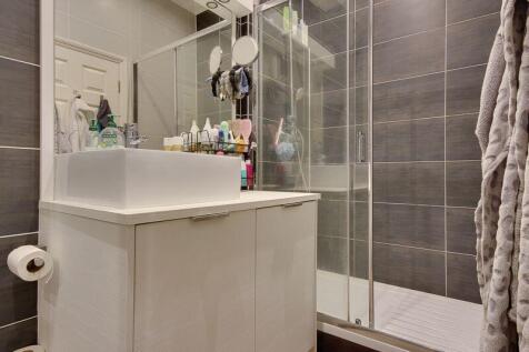 Bedroom One (En-Suite)