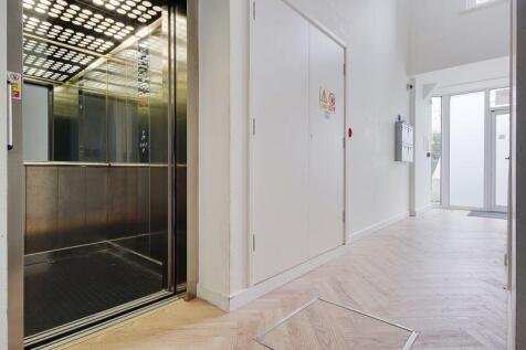 Lift Servicing Penthouses