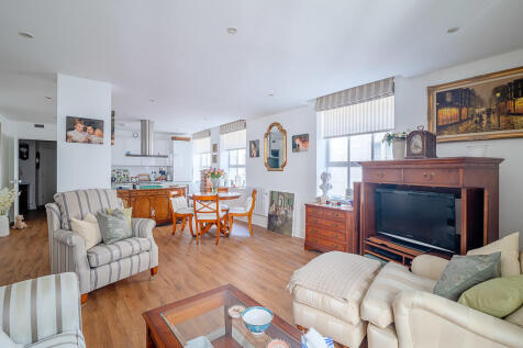 Harlequin_Court_0...