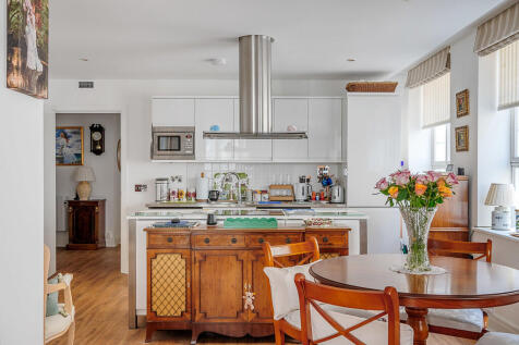 Harlequin_Court_1...