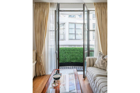 Harlequin_Court_0...