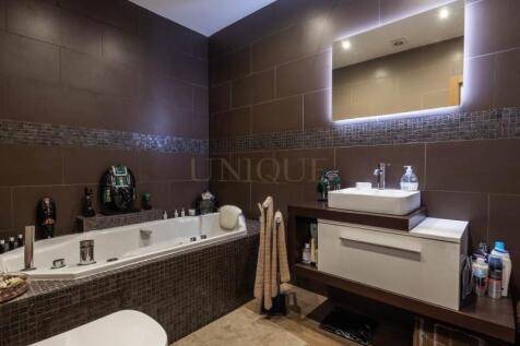 Un-suite Bathroom