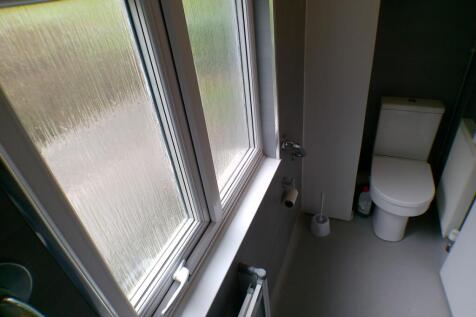 Shower room.