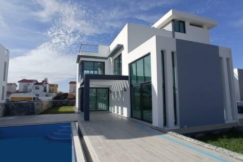 VIew of house/pool